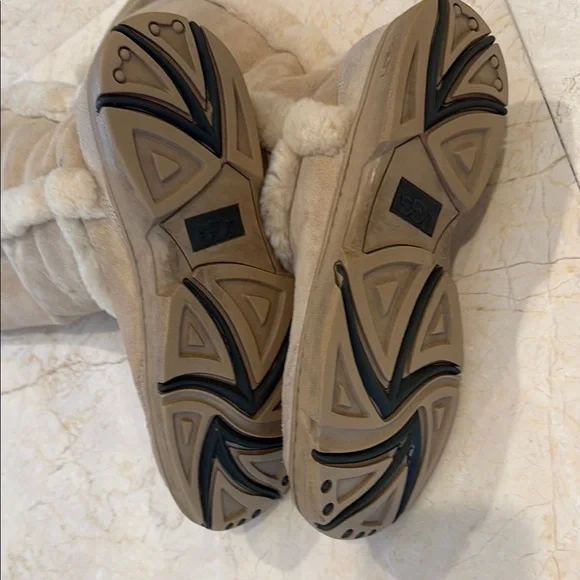 UGG Cozy Tan Shearling-Lined Women's Boots - Picture 6 of 13